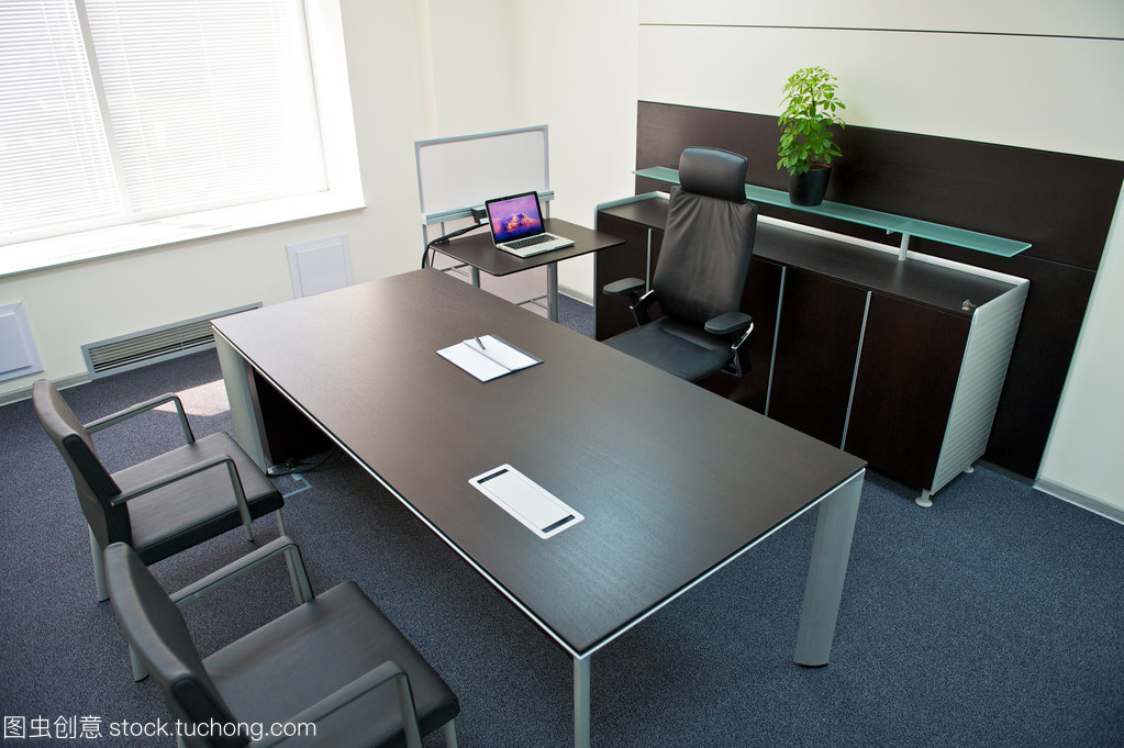 现代办公室内部